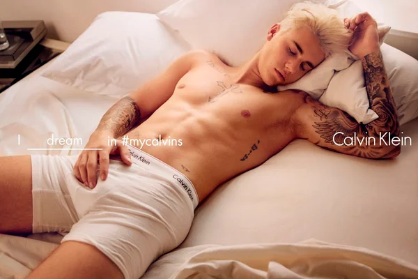 Justin Bieber e Kendall Jenner fazem vendas da Calvin Klein disparar