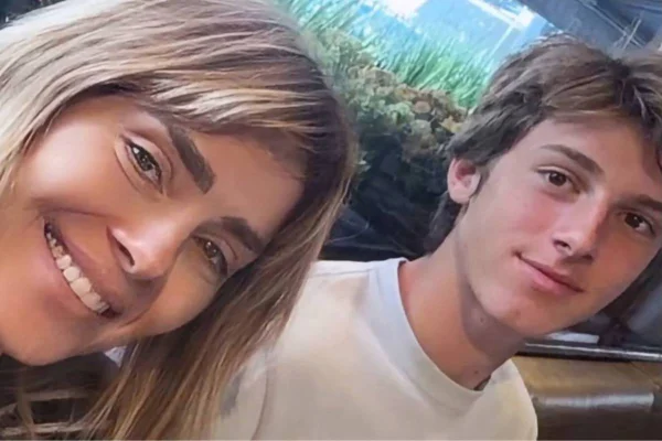 Foto colorida de Carolina Dieckmmann e o filho caçula, José - Metrópoles