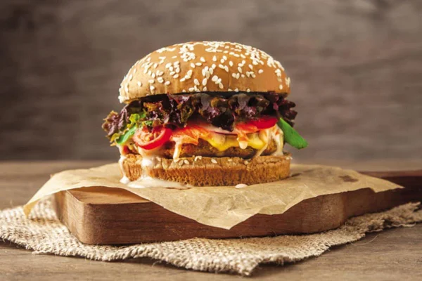 Hambúrguer vegetariano de quinoa