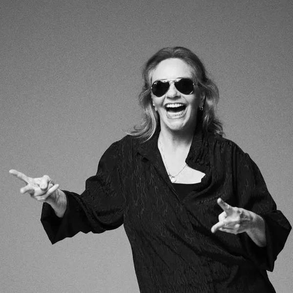 Aos 70 anos, Angela Ro Ro faz declaração para nova namorada