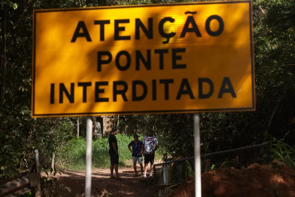 Queda de ponte no DF obriga moradores a pegar desvio de 23 km