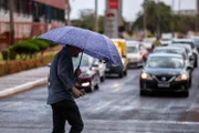 Alguns pedestres recorreram ao guarda-chuva para se proteger dos pingos Alguns pedestres recorreram ao guarda-chuva para se proteger dos pingos