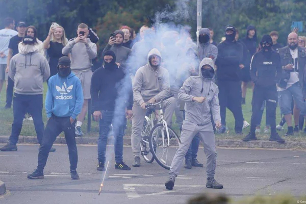 Imagem colorida de protesto no Reino Unido