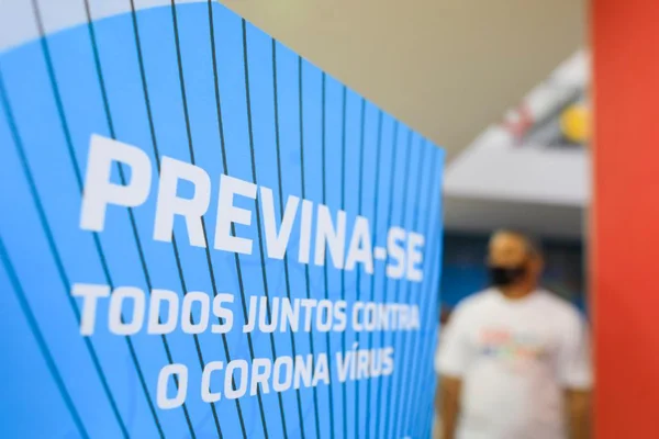 Escolas privadas recebem alunos depois de fechamento por Covid-19