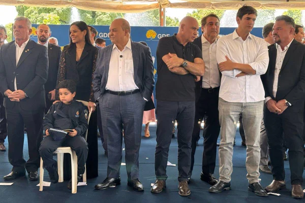 Ibaneis assina pedido de reajuste dos policiais e bombeiros do DF