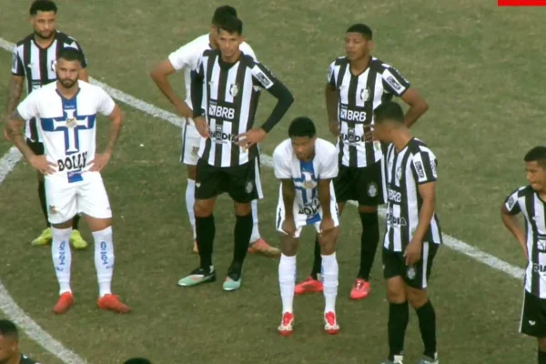 Jogadores de Água Santa e Ceilândia aguardam autorização do árbitro na Série D