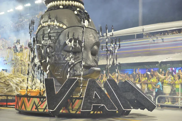 Imagem mostra desfile de escola de samba - Metrópoles