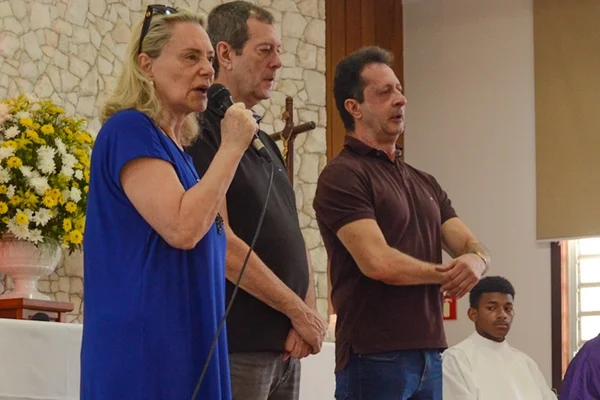 Elizabeth Savala e os irmãos participam da missa de 7º dia da mãe - Metrópoles