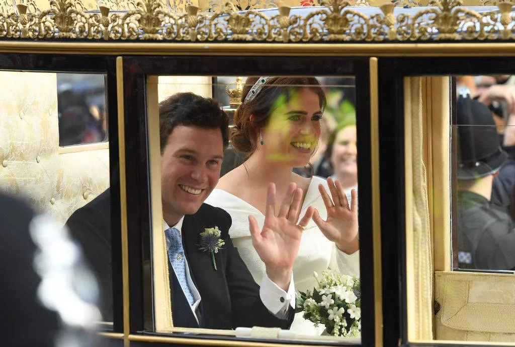 Princesa Eugenie de York e Jack Brooksbank acenam para os súditos Princesa Eugenie de York e Jack Brooksbank acenam para os súditos