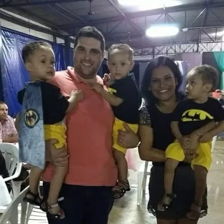 Trigêmeos que perderam mãe, avó e tia para Covid são adotados por tio