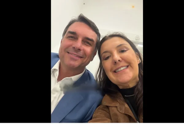 O senador Flávio Bolsonaro e a economista Daniella Marques posam para foto