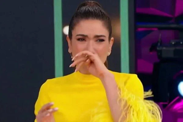 Foto colorida de Patrícia Abravanel chorando - Metrópoles
