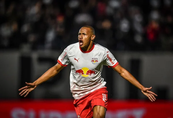 Imagem colorida de Jhon Jhon comemorando gol - Metrópoles