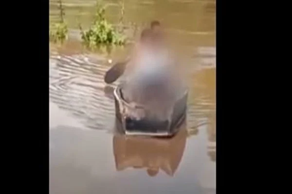 Vídeo: pai atravessa rio de canoa para levar corpo do filho no colo até IML