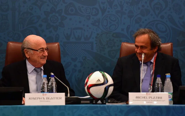Joseph Blatter e Michel Platini são absolvidos em caso de corrupção