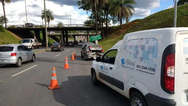 Acidente na entrada da Ponte Honestino Guimarães atrapalha trânsito