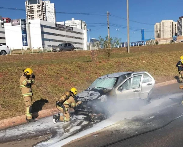 Carro pega fogo na EPTG e Corpo de Bombeiros é acionado