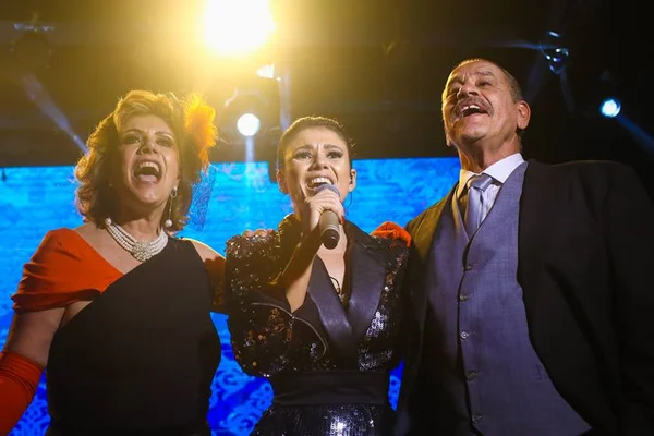 Paulo Gontijo comemora 69 anos com show da cantora Paula Fernandes