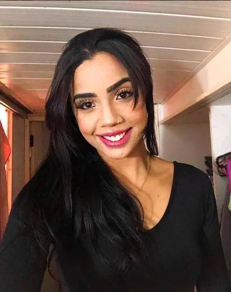 Hoje, ela sente orgulho e segue inclusive a primeira carreira do pai. Evelyn viaja pelo país com shows de humor, ao lado do companheiro, no circo Hoje, ela sente orgulho e segue inclusive a primeira carreira do pai. Evelyn viaja pelo país com shows de humor, ao lado do companheiro, no circo