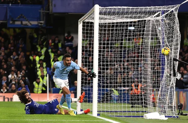 Mahrez marca gol contra o Chelsea