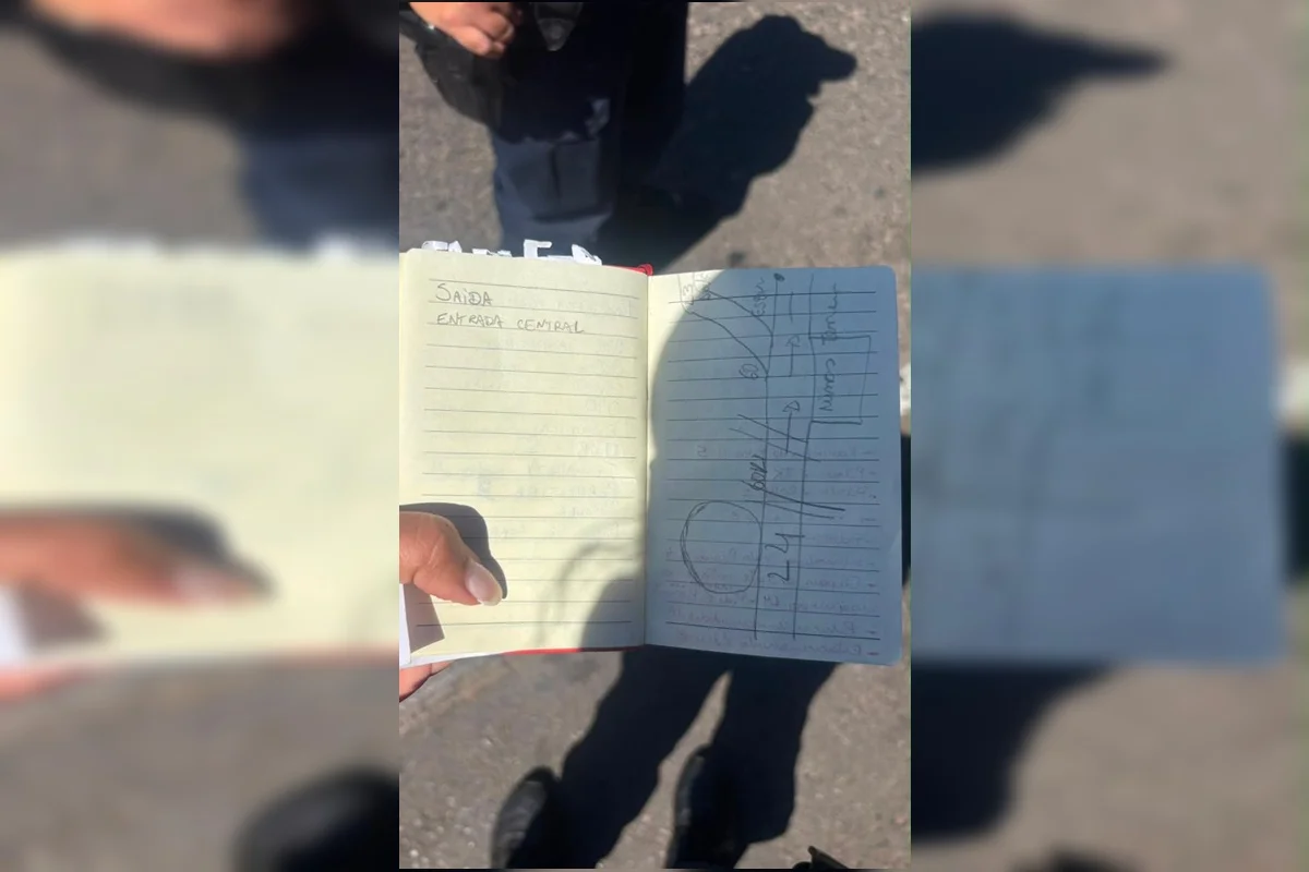 Homem preso por pichar muro de embaixada tinha caderno com planos Homem preso por pichar muro de embaixada tinha caderno com planos