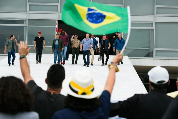 Bolsonaro Palácio Planalto cumprimento eleitores