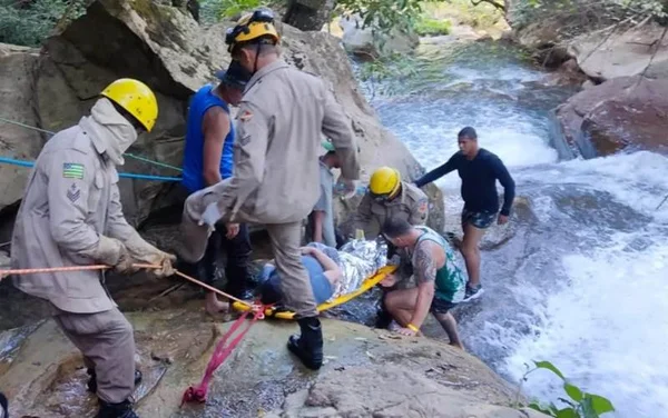 Após acidente, turista é resgatada em cachoeira no Entorno do DF