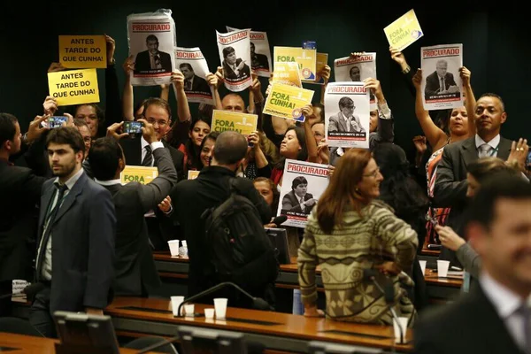 Internet cai na “zueira” por conta da votação da cassação de Cunha