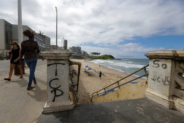 Imagem colorida, farol da barra pichado - Metrópoles