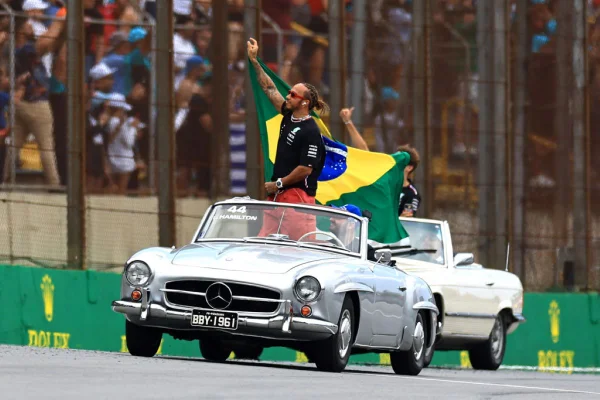Imagem mostra piloto Lewis Hamilton em carro com bandeira do Brasil - Metrópoles