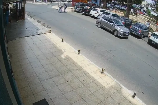 Frame de vídeo mostra momento em que coronel do Exército dispara três vezes contra homem em briga por vaga de estacionamento público no DF - Metrópoles