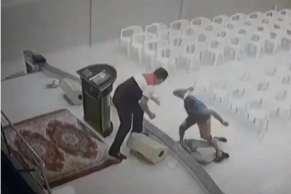 Vídeo mostra jovem autista sendo assassinado a facadas em igreja