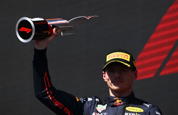 Verstappen vence GP do Canadá e levante troféu - Metrópoles