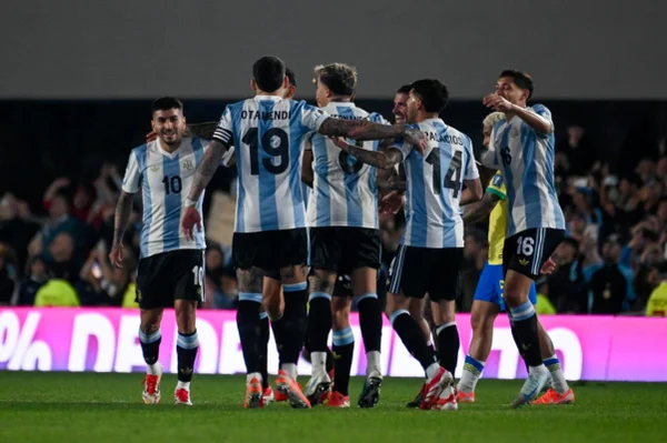 Imagem colorida dos jogadores da Argentina - Metrópoles