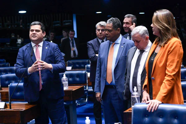imagem colorida mostra senadores - Metrópoles