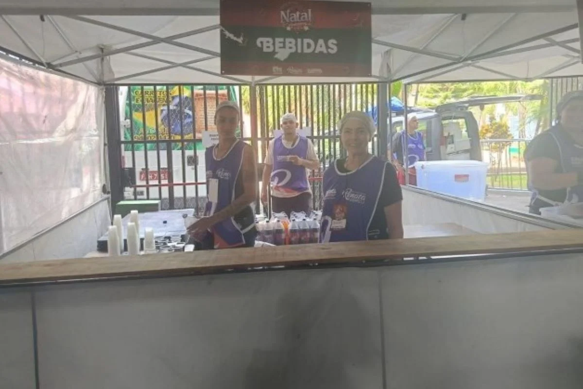 Prefeitura pagou lanches e bebidas em eventos. Roupa de quem distribuía tinha marcas de Gabriel Abreu e Renata Abreu Prefeitura pagou lanches e bebidas em eventos. Roupa de quem distribuía tinha marcas de Gabriel Abreu e Renata Abreu