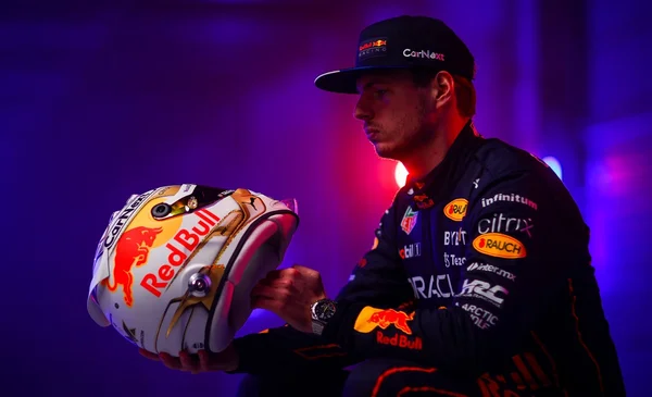 Max Verstappen renova seu contrato com a Red Bull