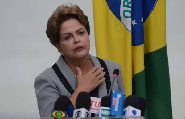 Dilma cobra providências urgentes das controladoras da mineradora Samarco