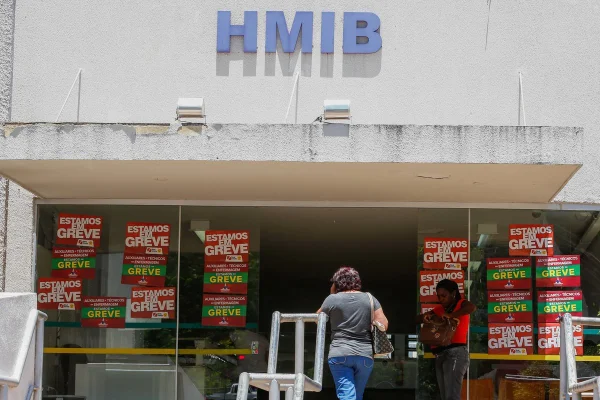 Homem tenta entrar com crachá falso em hospital e é preso no DF