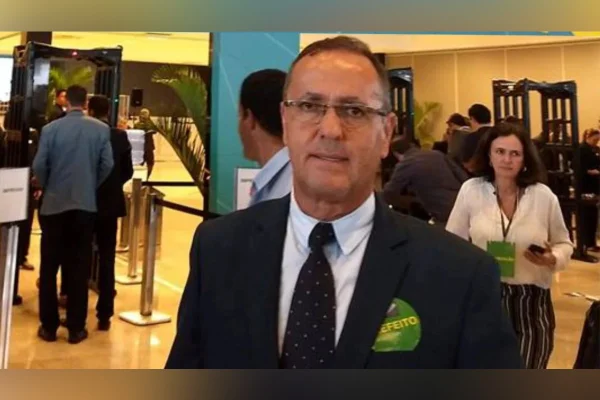 Prefeito de cidade em Minas morre após passar mal ao jogar futebol