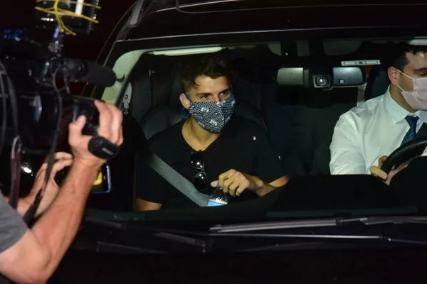 Felipe Prior saindo de delegacia