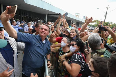 Presidente da República Jair Bolsonaro, recebe os cumprimentos de populares durante chegada à cidade de Fortaleza.