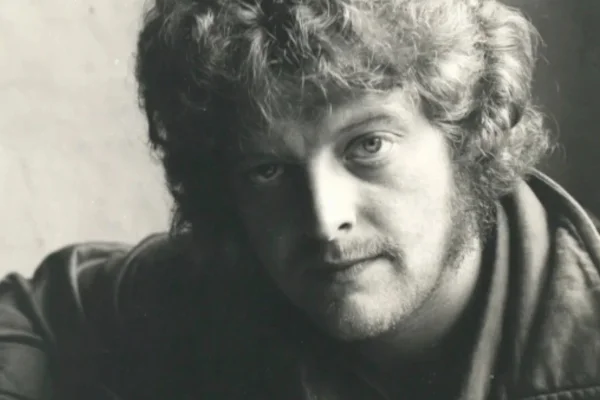 Imagem em preto e branco do guitarrista Mick Abrahams - Metrópoles