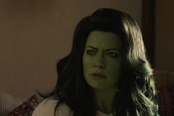Mulher Verde de cabelo comprido com cara de dúvida