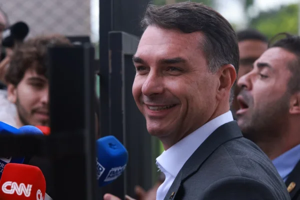 Flávio Bolsonaro visitou o pai pela primeira vez após confirmar sua pré-candidatura à Presidência