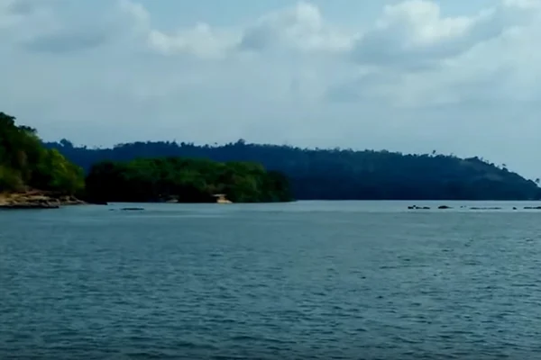 Navio com 70 pessoas naufraga no Pará e deixa mortos