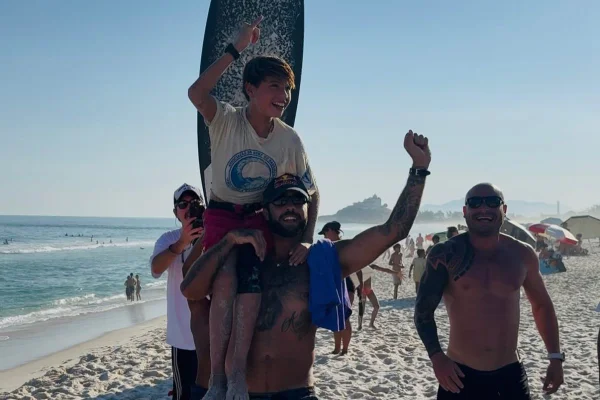 Dom, primogênito de Pedro Scooby e Luana Piovani, recebeu homenagens dos pais após vencer um campeonato de surfe pela 1ª vez no domingo (26) - Metrópoles