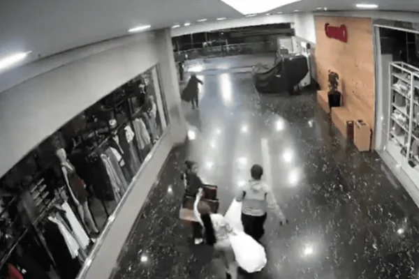 Imagem colorida de duas mulheres, sendo uma grávida, furtando lojas em um shopping - Metrópoles