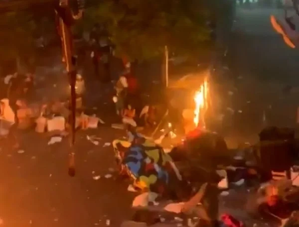 Usuários de drogas ateiam fogo na Cracolândia após abordagem policial