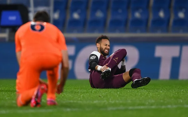 Neymar sai lesionado, mas PSG ganha a primeira na Champions; Chelsea goleia